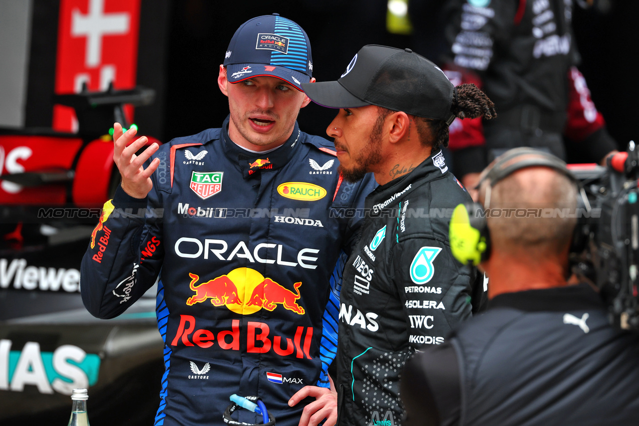 GP CINA, (L to R): Winner Max Verstappen (NLD) Red Bull Racing with second placed Lewis Hamilton (GBR) Mercedes AMG F1 in Sprint parc ferme.

20.04.2024. Formula 1 World Championship, Rd 5, Chinese Grand Prix, Shanghai, China, Sprint e Qualifiche Day.

 - www.xpbimages.com, EMail: requests@xpbimages.com © Copyright: Coates / XPB Images