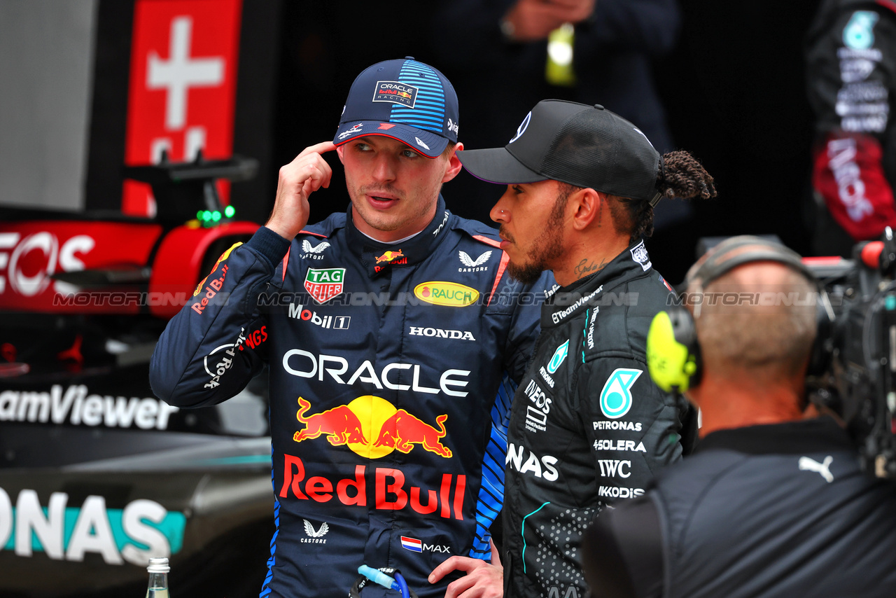 GP CINA, (L to R): Winner Max Verstappen (NLD) Red Bull Racing with second placed Lewis Hamilton (GBR) Mercedes AMG F1 in Sprint parc ferme.

20.04.2024. Formula 1 World Championship, Rd 5, Chinese Grand Prix, Shanghai, China, Sprint e Qualifiche Day.

 - www.xpbimages.com, EMail: requests@xpbimages.com © Copyright: Coates / XPB Images