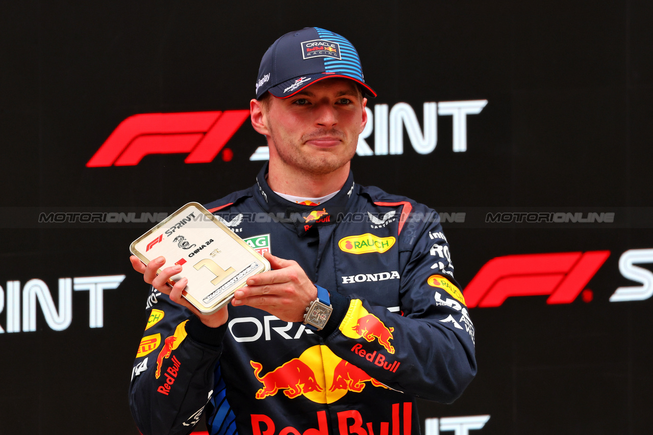 GP CINA, Sprint winner Max Verstappen (NLD) Red Bull Racing celebrates in parc ferme.

20.04.2024. Formula 1 World Championship, Rd 5, Chinese Grand Prix, Shanghai, China, Sprint e Qualifiche Day.

 - www.xpbimages.com, EMail: requests@xpbimages.com © Copyright: Coates / XPB Images