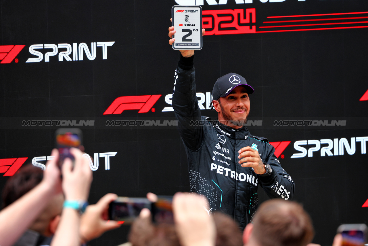 GP CINA, Lewis Hamilton (GBR) Mercedes AMG F1 celebrates his second position in Sprint parc ferme.

20.04.2024. Formula 1 World Championship, Rd 5, Chinese Grand Prix, Shanghai, China, Sprint e Qualifiche Day.

 - www.xpbimages.com, EMail: requests@xpbimages.com © Copyright: Coates / XPB Images