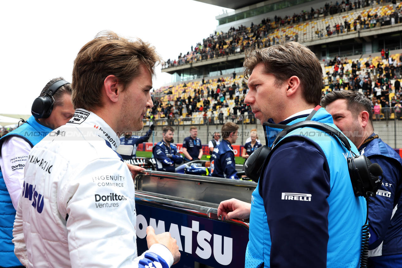 GP CINA, (L to R): Logan Sargeant (USA) Williams Racing e James Vowles (GBR) Williams Racing Team Principal on the grid.

20.04.2024. Formula 1 World Championship, Rd 5, Chinese Grand Prix, Shanghai, China, Sprint e Qualifiche Day.

- www.xpbimages.com, EMail: requests@xpbimages.com © Copyright: Bearne / XPB Images