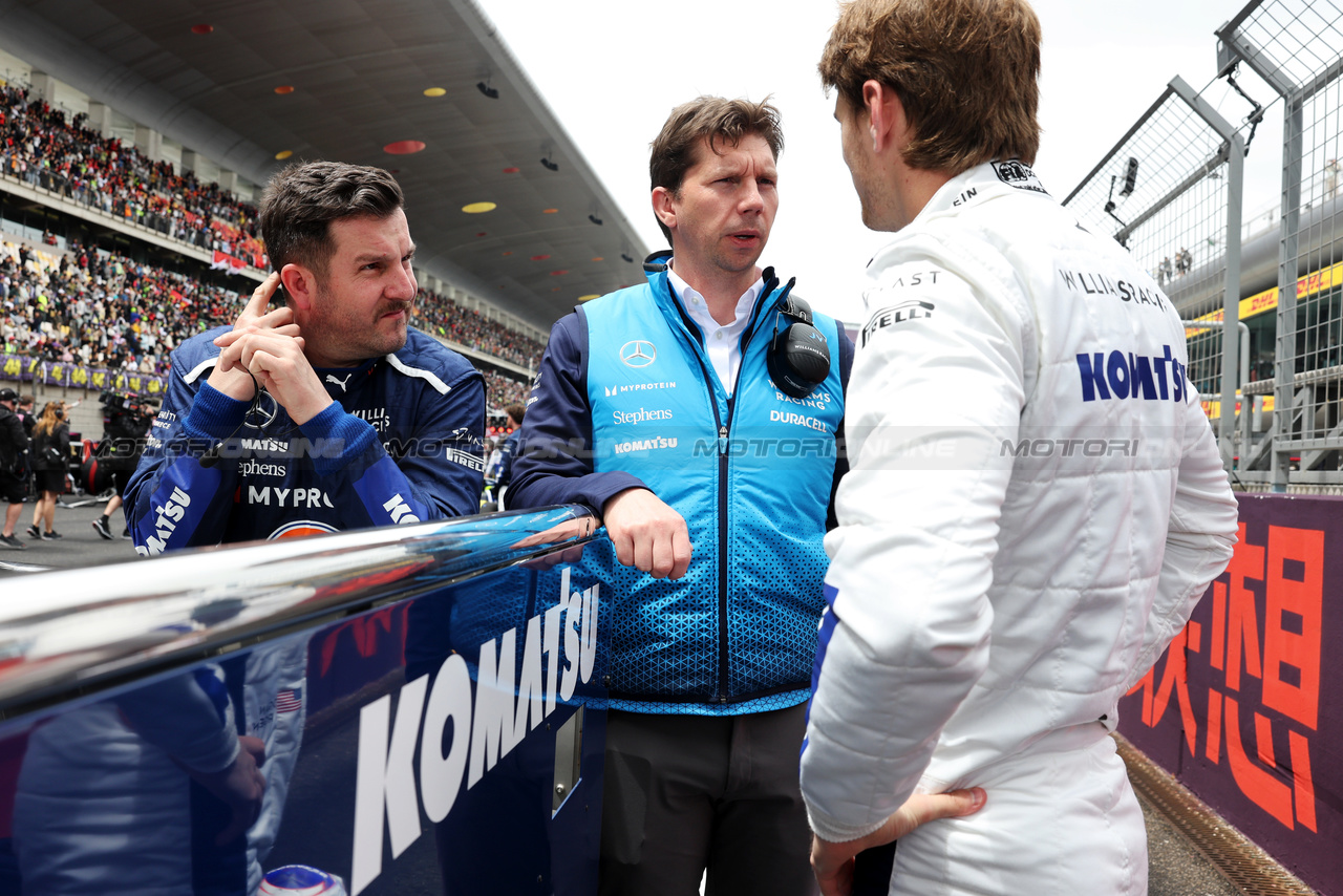 GP CINA, (L to R): James Vowles (GBR) Williams Racing Team Principal e Logan Sargeant (USA) Williams Racing on the grid.

20.04.2024. Formula 1 World Championship, Rd 5, Chinese Grand Prix, Shanghai, China, Sprint e Qualifiche Day.

- www.xpbimages.com, EMail: requests@xpbimages.com © Copyright: Bearne / XPB Images