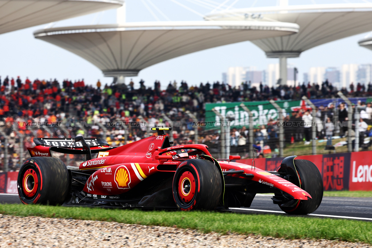 GP CINA, Carlos Sainz Jr (ESP) Ferrari SF-24 with a broken front wing in qualifying.

20.04.2024. Formula 1 World Championship, Rd 5, Chinese Grand Prix, Shanghai, China, Sprint e Qualifiche Day.

- www.xpbimages.com, EMail: requests@xpbimages.com © Copyright: Batchelor / XPB Images