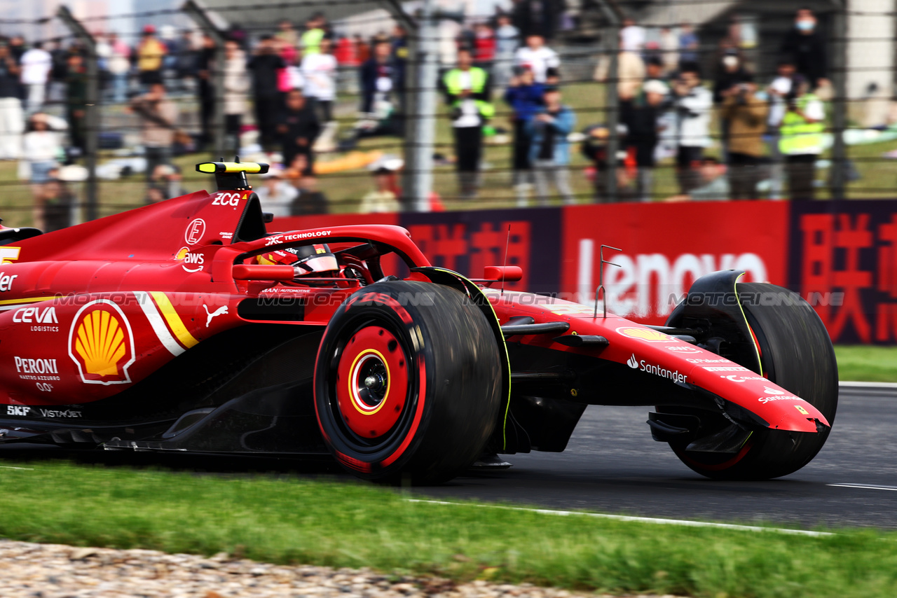 GP CINA, Carlos Sainz Jr (ESP) Ferrari SF-24 with a broken front wing in qualifying.

20.04.2024. Formula 1 World Championship, Rd 5, Chinese Grand Prix, Shanghai, China, Sprint e Qualifiche Day.

- www.xpbimages.com, EMail: requests@xpbimages.com © Copyright: Batchelor / XPB Images