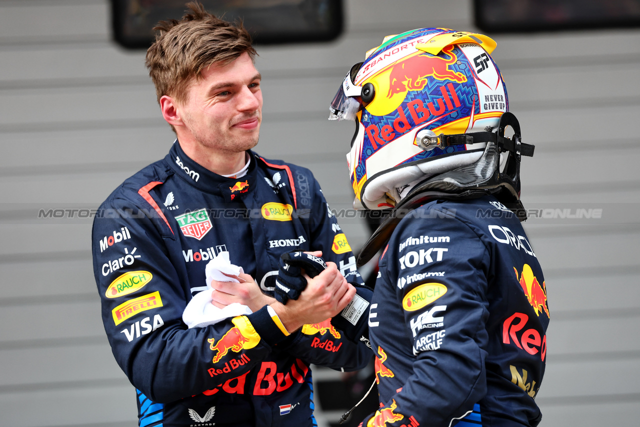 GP CINA, (L to R): Max Verstappen (NLD) Red Bull Racing celebrates his pole position with second placed team mate Sergio Perez (MEX) Red Bull Racing in qualifying parc ferme.

20.04.2024. Formula 1 World Championship, Rd 5, Chinese Grand Prix, Shanghai, China, Sprint e Qualifiche Day.

- www.xpbimages.com, EMail: requests@xpbimages.com © Copyright: Batchelor / XPB Images