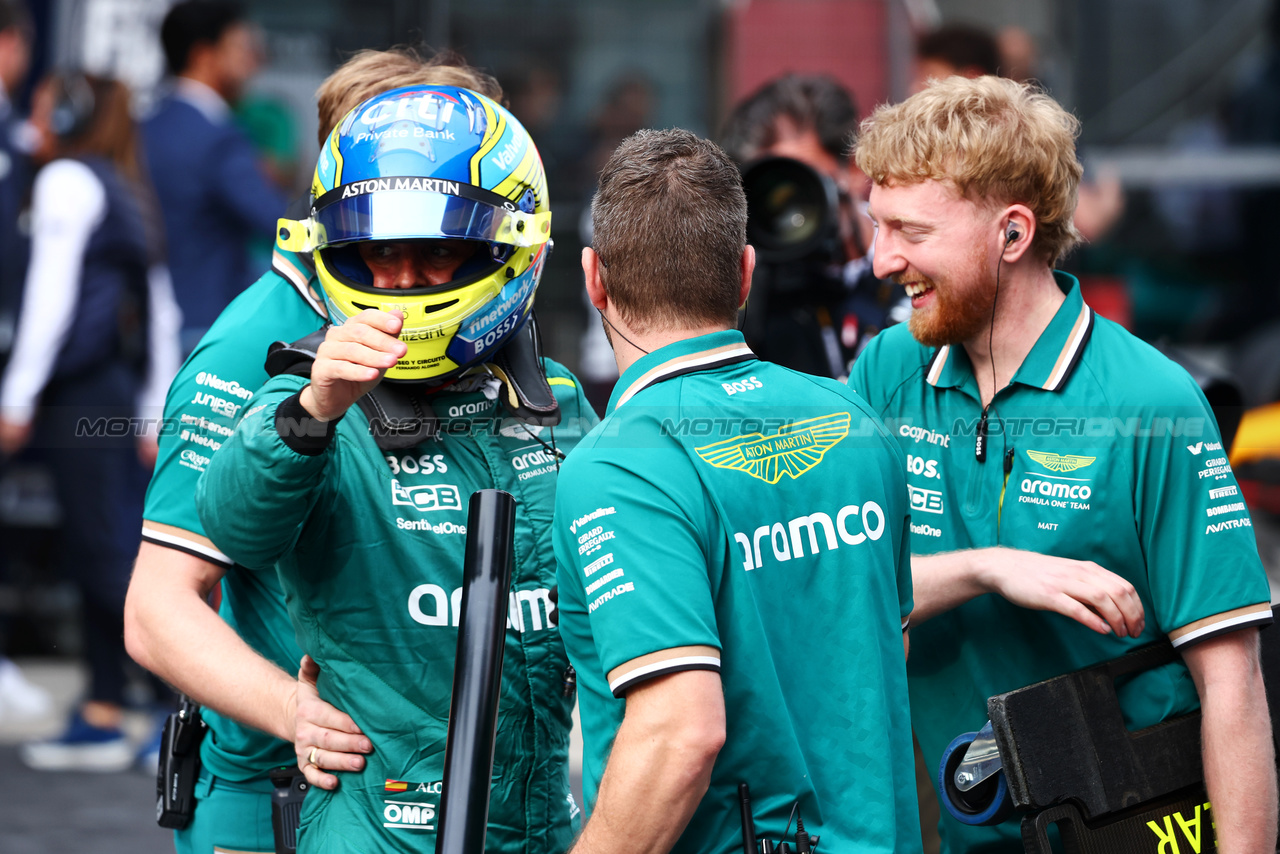 GP CINA, Fernando Alonso (ESP) Aston Martin F1 Team celebrates his third position with the team in qualifying parc ferme.

20.04.2024. Formula 1 World Championship, Rd 5, Chinese Grand Prix, Shanghai, China, Sprint e Qualifiche Day.

- www.xpbimages.com, EMail: requests@xpbimages.com © Copyright: Batchelor / XPB Images