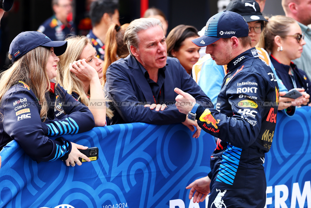 GP CINA, Max Verstappen (NLD) Red Bull Racing with the team in qualifying parc ferme.

20.04.2024. Formula 1 World Championship, Rd 5, Chinese Grand Prix, Shanghai, China, Sprint e Qualifiche Day.

- www.xpbimages.com, EMail: requests@xpbimages.com © Copyright: Batchelor / XPB Images