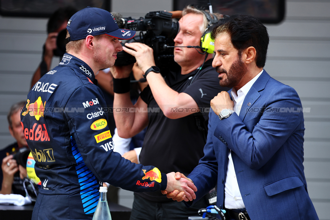 GP CINA, (L to R): Pole sitter Max Verstappen (NLD) Red Bull Racing with Mohammed Bin Sulayem (UAE) FIA President in qualifying parc ferme.

20.04.2024. Formula 1 World Championship, Rd 5, Chinese Grand Prix, Shanghai, China, Sprint e Qualifiche Day.

- www.xpbimages.com, EMail: requests@xpbimages.com © Copyright: Batchelor / XPB Images