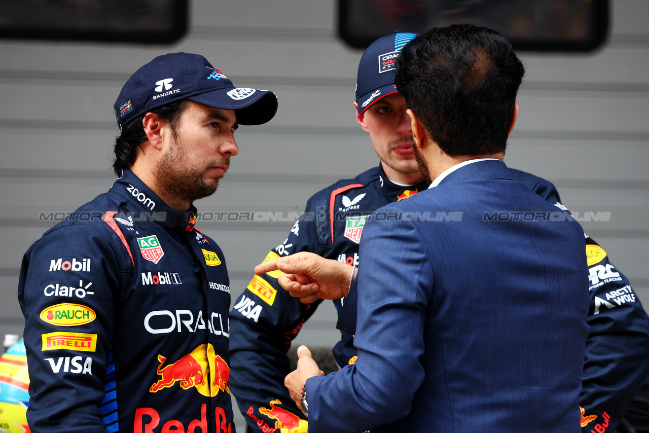 GP CINA, (L to R): Sergio Perez (MEX) Red Bull Racing with Max Verstappen (NLD) Red Bull Racing e Mohammed Bin Sulayem (UAE) FIA President in qualifying parc ferme.

20.04.2024. Formula 1 World Championship, Rd 5, Chinese Grand Prix, Shanghai, China, Sprint e Qualifiche Day.

- www.xpbimages.com, EMail: requests@xpbimages.com © Copyright: Batchelor / XPB Images