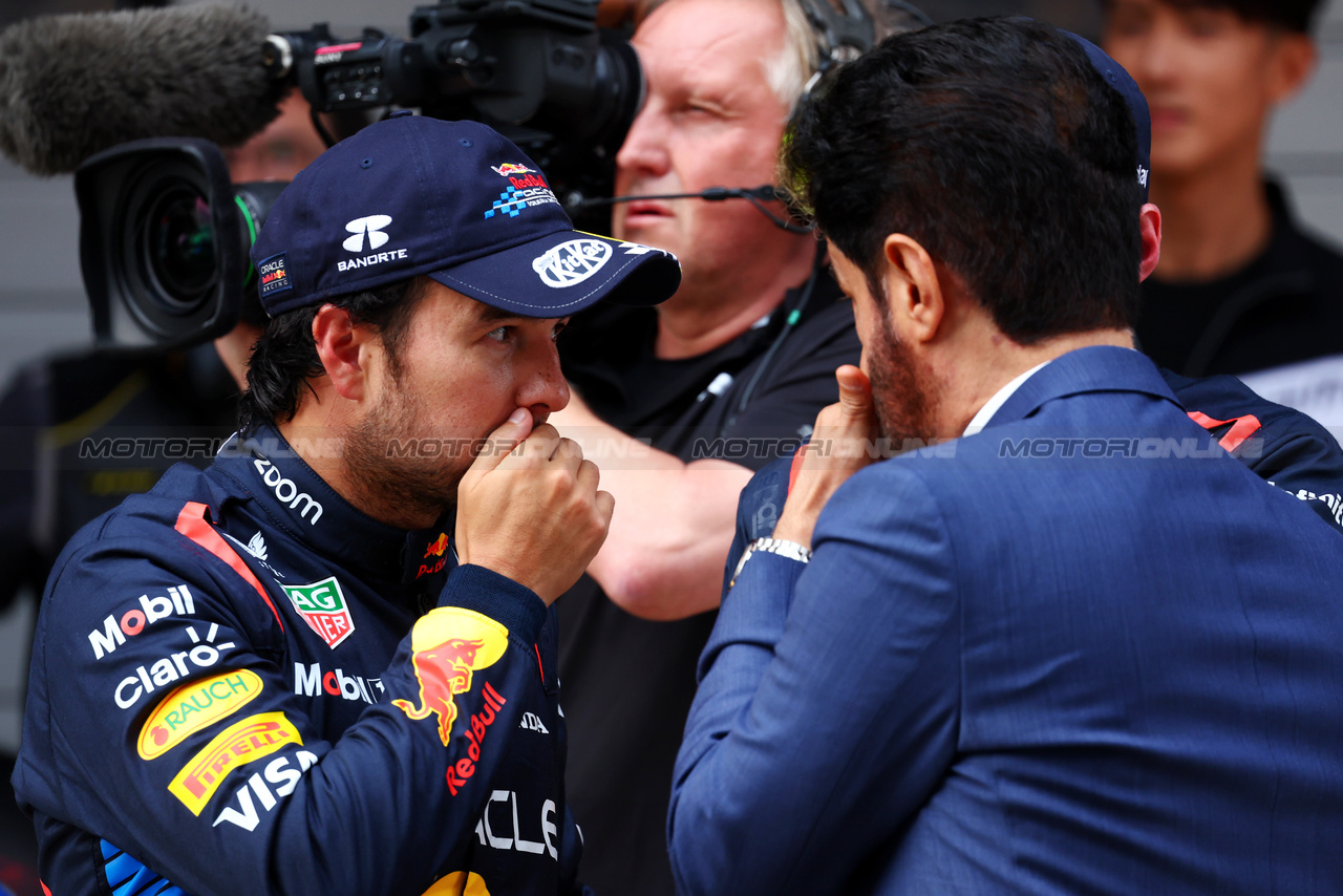 GP CINA, (L to R): Sergio Perez (MEX) Red Bull Racing with Mohammed Bin Sulayem (UAE) FIA President in qualifying parc ferme.

20.04.2024. Formula 1 World Championship, Rd 5, Chinese Grand Prix, Shanghai, China, Sprint e Qualifiche Day.

- www.xpbimages.com, EMail: requests@xpbimages.com © Copyright: Batchelor / XPB Images