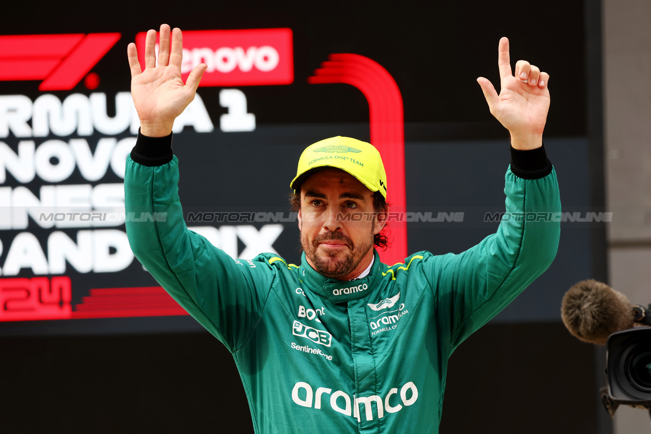 GP CINA, Fernando Alonso (ESP) Aston Martin F1 Team celebrates his third position in qualifying parc ferme.

20.04.2024. Formula 1 World Championship, Rd 5, Chinese Grand Prix, Shanghai, China, Sprint e Qualifiche Day.

- www.xpbimages.com, EMail: requests@xpbimages.com © Copyright: Batchelor / XPB Images