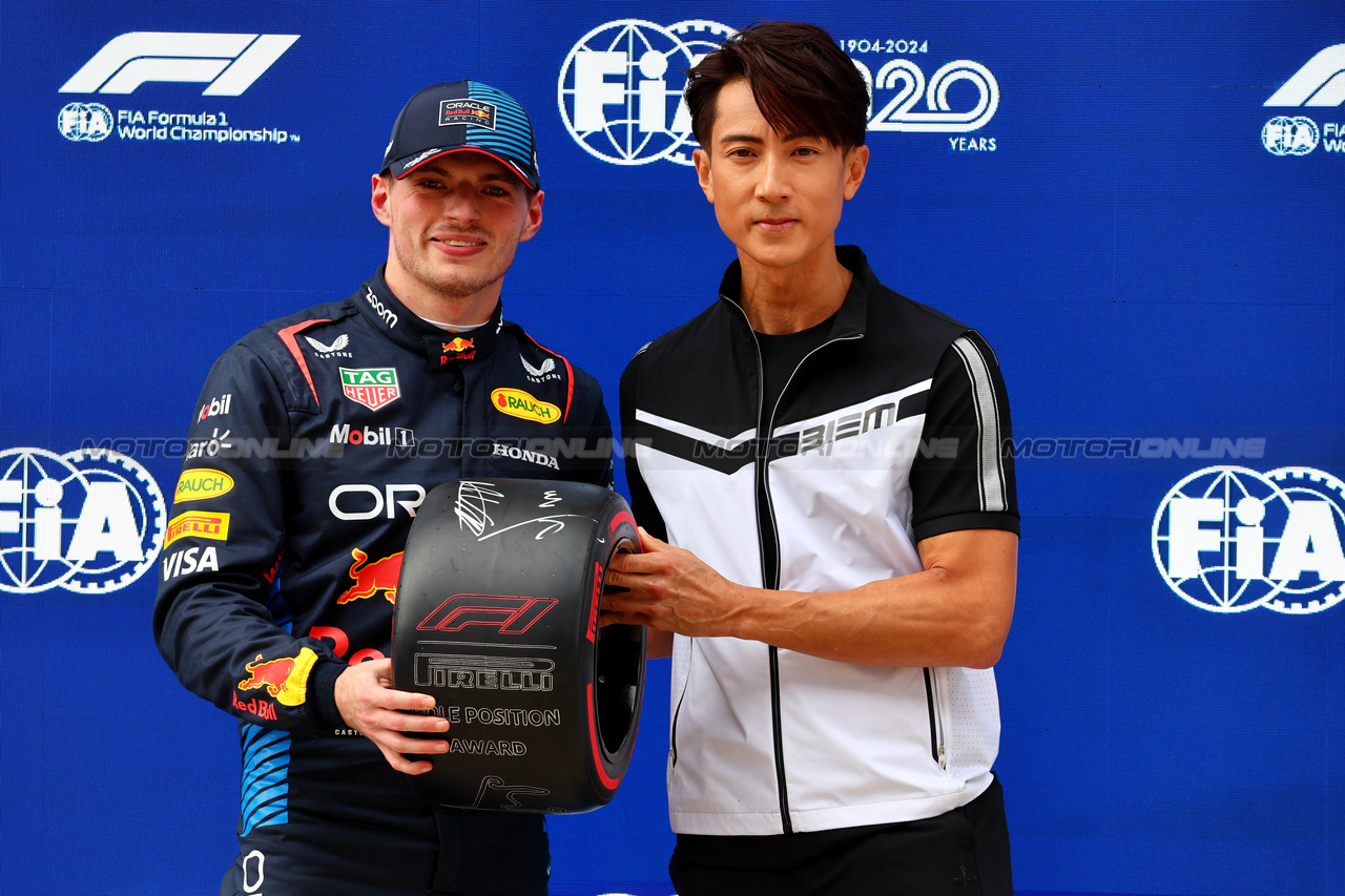 GP CINA, Max Verstappen (NLD) Red Bull Racing receives the Pirelli Pole Position Award in qualifying parc ferme.

20.04.2024. Formula 1 World Championship, Rd 5, Chinese Grand Prix, Shanghai, China, Sprint e Qualifiche Day.

- www.xpbimages.com, EMail: requests@xpbimages.com © Copyright: Batchelor / XPB Images