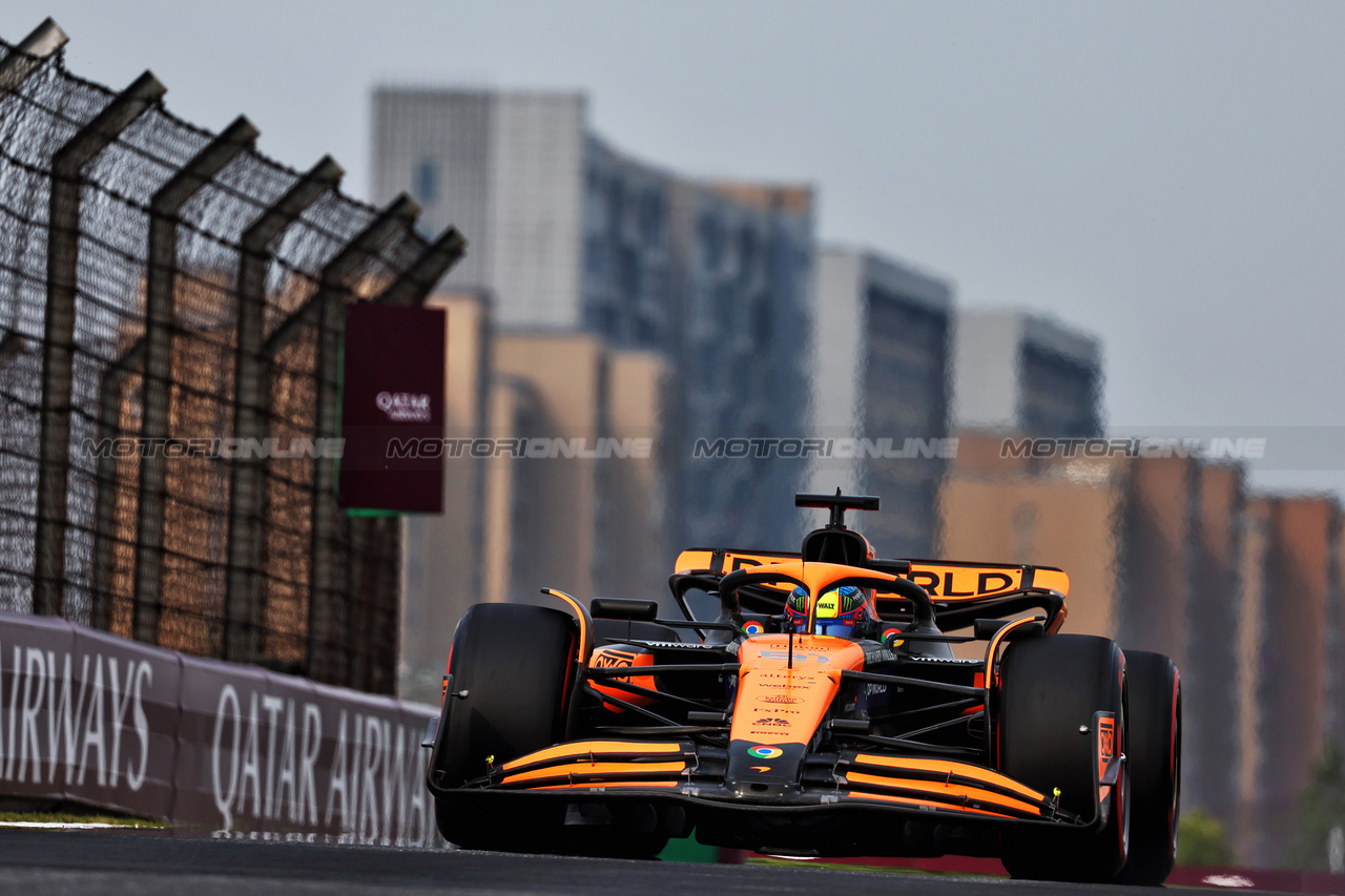 GP CINA, Oscar Piastri (AUS) McLaren MCL38.

20.04.2024. Formula 1 World Championship, Rd 5, Chinese Grand Prix, Shanghai, China, Sprint e Qualifiche Day.

- www.xpbimages.com, EMail: requests@xpbimages.com © Copyright: Batchelor / XPB Images