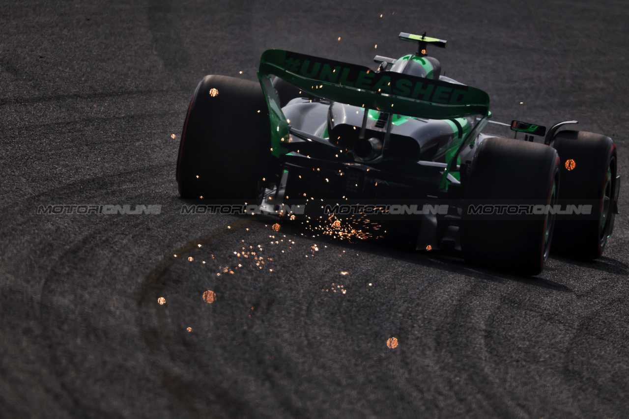 GP CINA, Zhou Guanyu (CHN) Sauber C44 sends sparks flying.

20.04.2024. Formula 1 World Championship, Rd 5, Chinese Grand Prix, Shanghai, China, Sprint e Qualifiche Day.

 - www.xpbimages.com, EMail: requests@xpbimages.com © Copyright: Coates / XPB Images