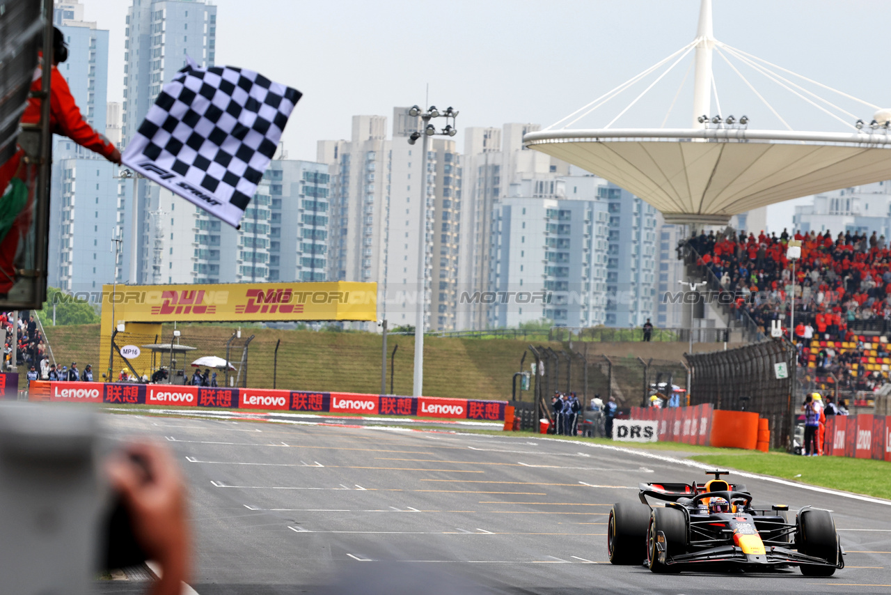 GP CINA, Gara winner Max Verstappen (NLD) Red Bull Racing RB20 takes the chequered flag at the end of Sprint.

20.04.2024. Formula 1 World Championship, Rd 5, Chinese Grand Prix, Shanghai, China, Sprint e Qualifiche Day.

- www.xpbimages.com, EMail: requests@xpbimages.com © Copyright: Bearne / XPB Images