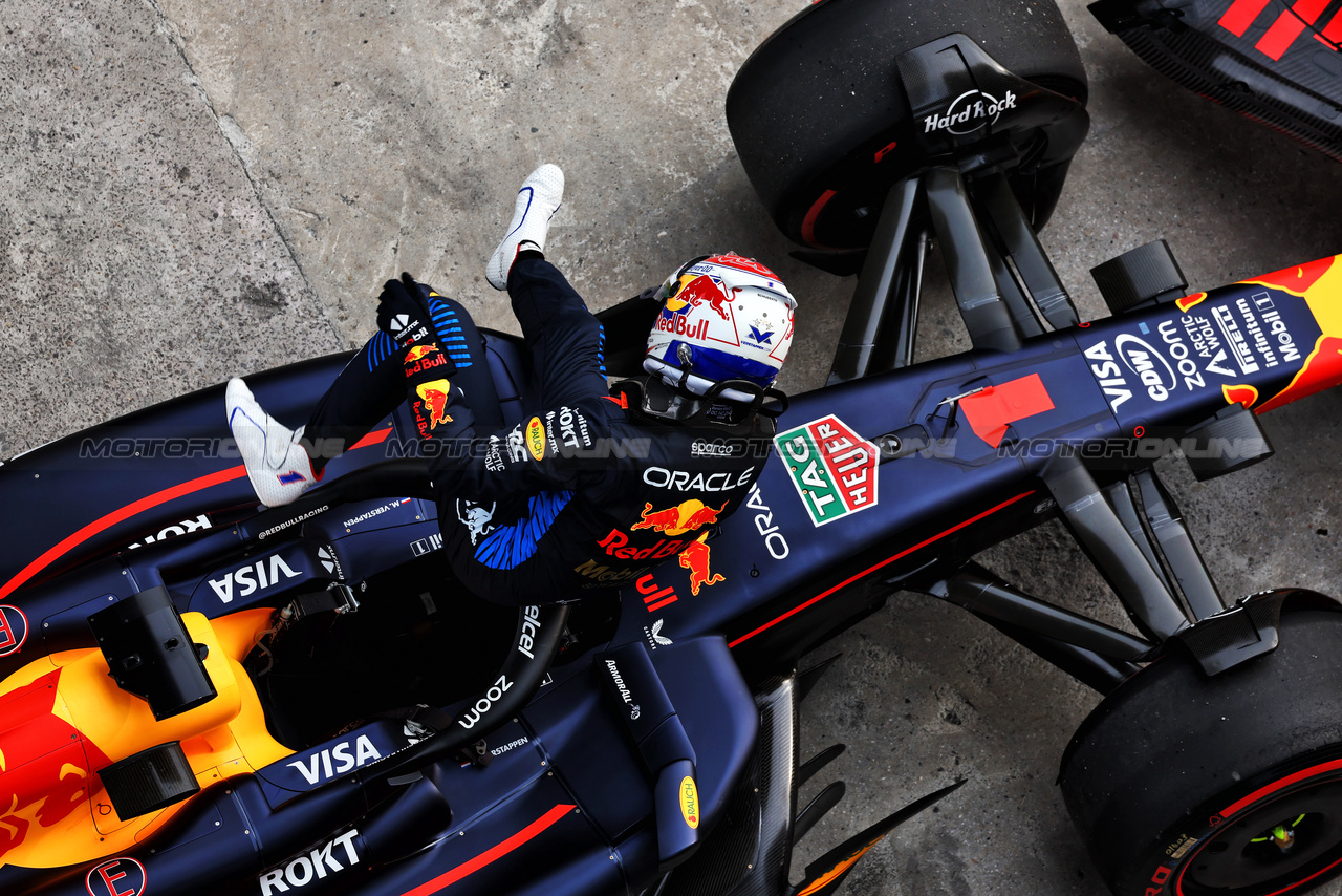 GP CINA, Pole sitter Max Verstappen (NLD) Red Bull Racing RB20 in qualifying parc ferme.

20.04.2024. Formula 1 World Championship, Rd 5, Chinese Grand Prix, Shanghai, China, Sprint e Qualifiche Day.

 - www.xpbimages.com, EMail: requests@xpbimages.com © Copyright: Coates / XPB Images