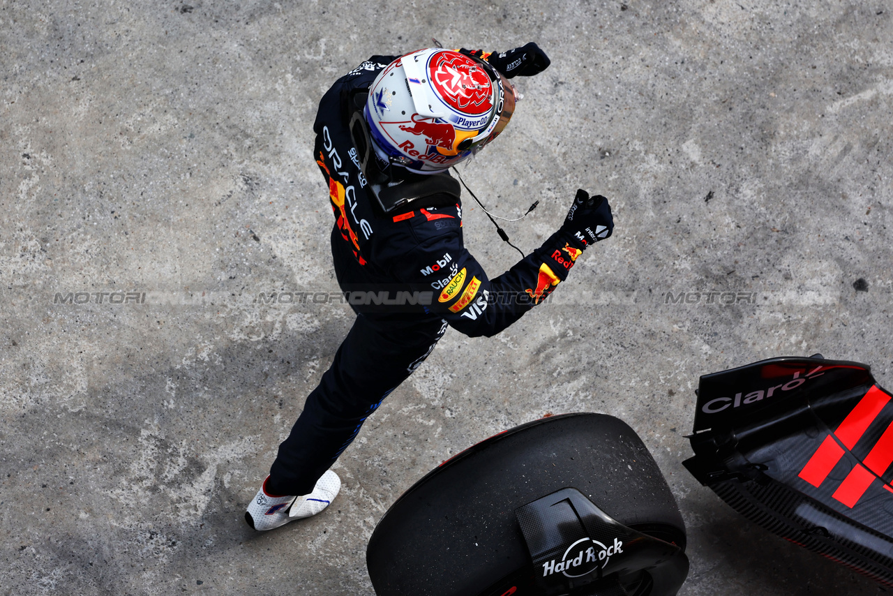 GP CINA, Max Verstappen (NLD) Red Bull Racing celebrates his pole position in qualifying parc ferme.

20.04.2024. Formula 1 World Championship, Rd 5, Chinese Grand Prix, Shanghai, China, Sprint e Qualifiche Day.

 - www.xpbimages.com, EMail: requests@xpbimages.com © Copyright: Coates / XPB Images