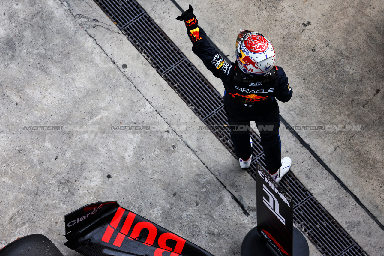 GP CINA, Max Verstappen (NLD) Red Bull Racing celebrates his pole position in qualifying parc ferme.

20.04.2024. Formula 1 World Championship, Rd 5, Chinese Grand Prix, Shanghai, China, Sprint e Qualifiche Day.

 - www.xpbimages.com, EMail: requests@xpbimages.com © Copyright: Coates / XPB Images