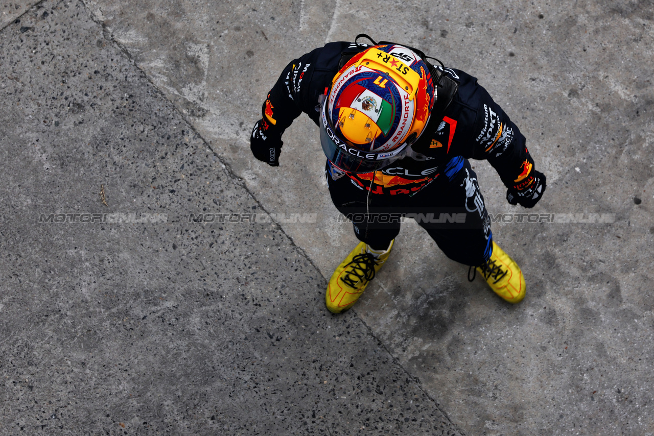 GP CINA, Sergio Perez (MEX) Red Bull Racing in qualifying parc ferme.

20.04.2024. Formula 1 World Championship, Rd 5, Chinese Grand Prix, Shanghai, China, Sprint e Qualifiche Day.

 - www.xpbimages.com, EMail: requests@xpbimages.com © Copyright: Coates / XPB Images