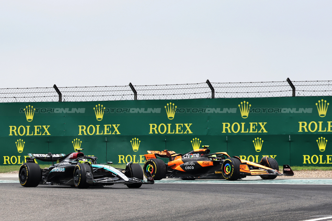 GP CINA, Lewis Hamilton (GBR) Mercedes AMG F1 W15 e Lando Norris (GBR) McLaren MCL38 at the partenza of Sprint.

20.04.2024. Formula 1 World Championship, Rd 5, Chinese Grand Prix, Shanghai, China, Sprint e Qualifiche Day.

- www.xpbimages.com, EMail: requests@xpbimages.com © Copyright: Bearne / XPB Images