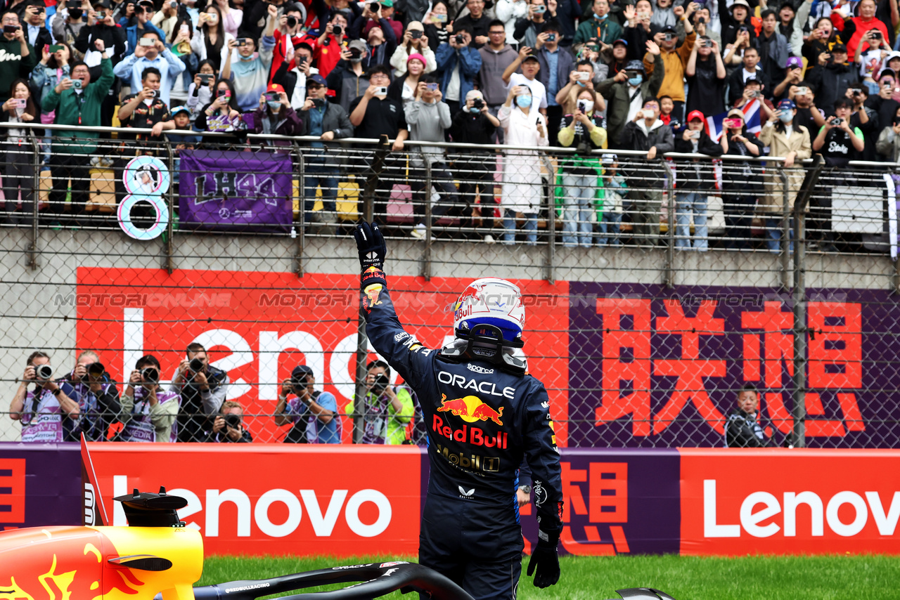 GP CINA, Gara winner Max Verstappen (NLD) Red Bull Racing celebrates in Sprint parc ferme.

20.04.2024. Formula 1 World Championship, Rd 5, Chinese Grand Prix, Shanghai, China, Sprint e Qualifiche Day.

- www.xpbimages.com, EMail: requests@xpbimages.com © Copyright: Bearne / XPB Images