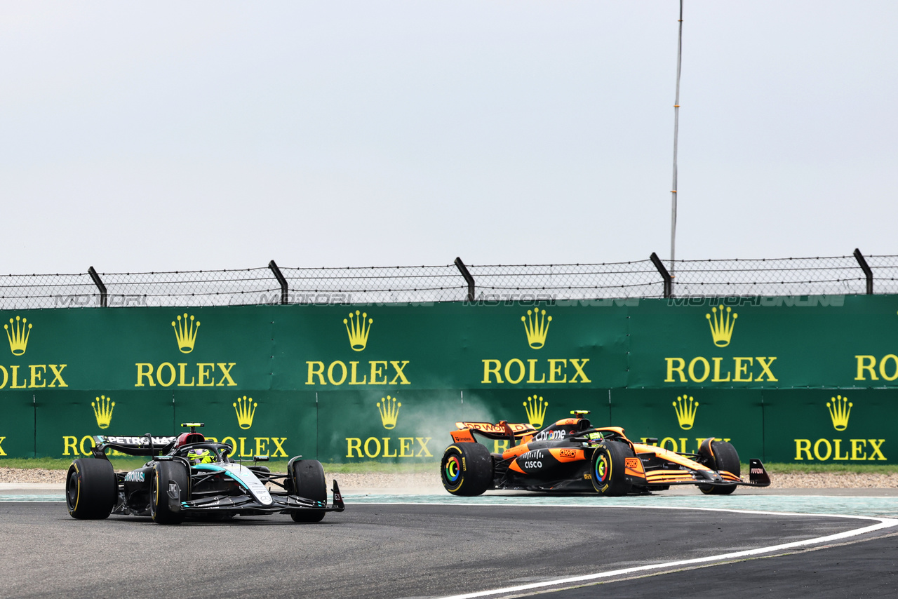 GP CINA, Lewis Hamilton (GBR) Mercedes AMG F1 W15 e Lando Norris (GBR) McLaren MCL38 at the partenza of Sprint.

20.04.2024. Formula 1 World Championship, Rd 5, Chinese Grand Prix, Shanghai, China, Sprint e Qualifiche Day.

- www.xpbimages.com, EMail: requests@xpbimages.com © Copyright: Bearne / XPB Images