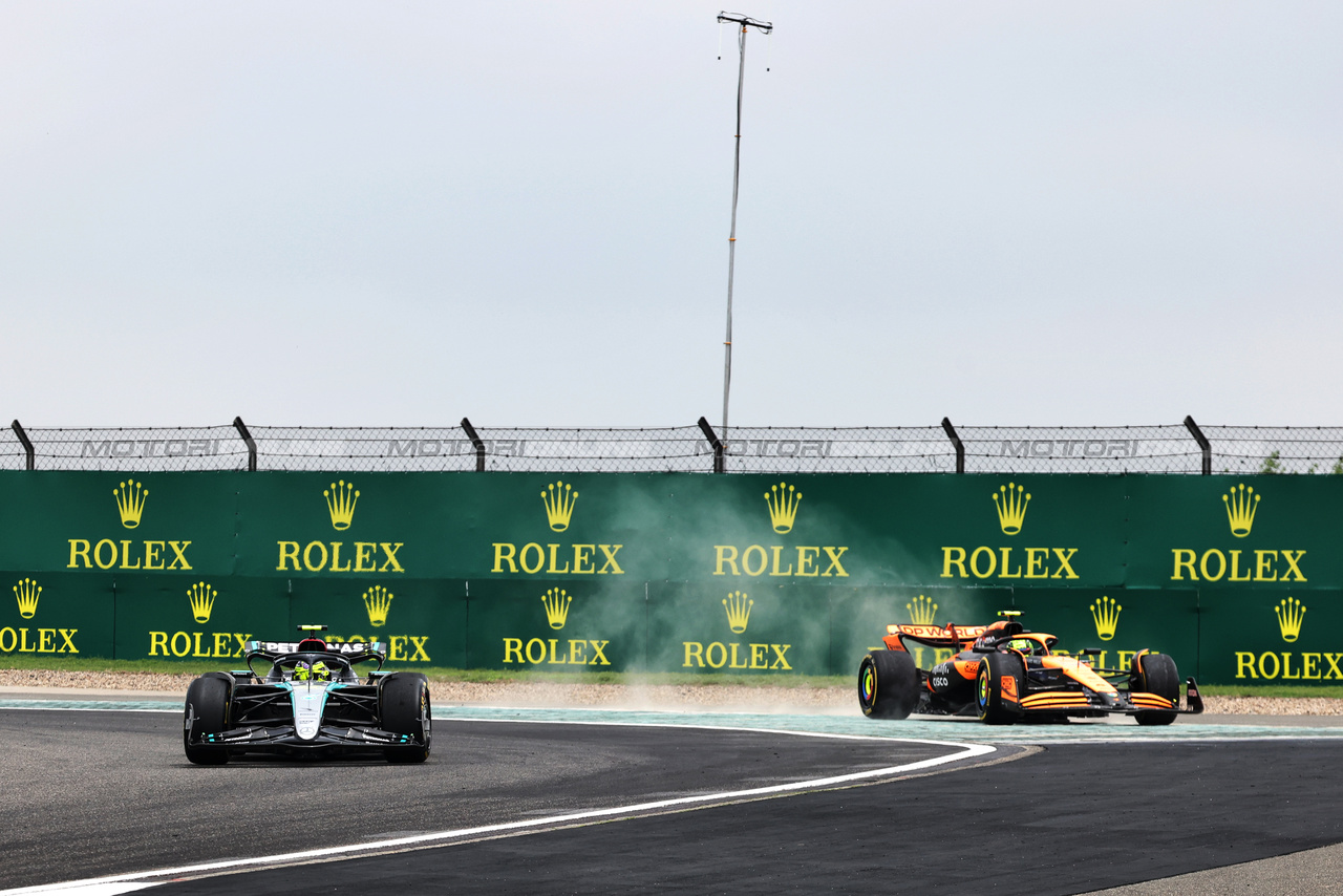 GP CINA, Lewis Hamilton (GBR) Mercedes AMG F1 W15 e Lando Norris (GBR) McLaren MCL38 at the partenza of Sprint.

20.04.2024. Formula 1 World Championship, Rd 5, Chinese Grand Prix, Shanghai, China, Sprint e Qualifiche Day.

- www.xpbimages.com, EMail: requests@xpbimages.com © Copyright: Bearne / XPB Images