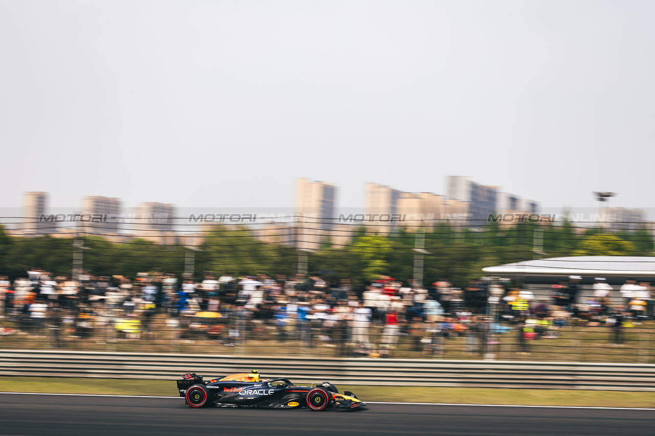 GP CINA, Sergio Perez (MEX) Red Bull Racing RB20.

20.04.2024. Formula 1 World Championship, Rd 5, Chinese Grand Prix, Shanghai, China, Sprint e Qualifiche Day.

- www.xpbimages.com, EMail: requests@xpbimages.com © Copyright: Bearne / XPB Images