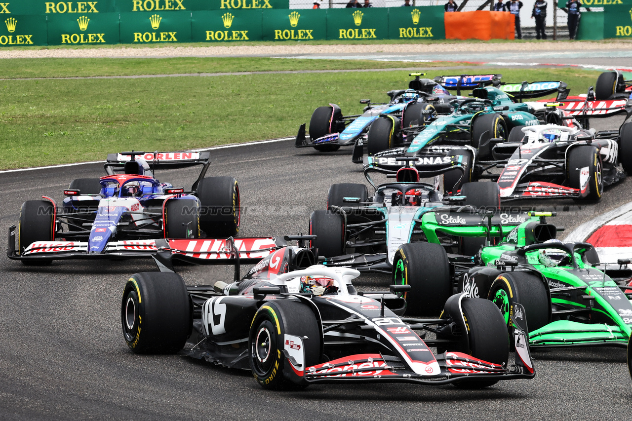 GP CINA, Kevin Magnussen (DEN) Haas VF-24 at the partenza of Sprint.

20.04.2024. Formula 1 World Championship, Rd 5, Chinese Grand Prix, Shanghai, China, Sprint e Qualifiche Day.

- www.xpbimages.com, EMail: requests@xpbimages.com © Copyright: Bearne / XPB Images