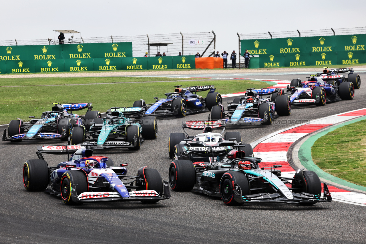 GP CINA, Daniel Ricciardo (AUS) RB VCARB 01 e George Russell (GBR) Mercedes AMG F1 W15 at the partenza of Sprint.

20.04.2024. Formula 1 World Championship, Rd 5, Chinese Grand Prix, Shanghai, China, Sprint e Qualifiche Day.

- www.xpbimages.com, EMail: requests@xpbimages.com © Copyright: Bearne / XPB Images