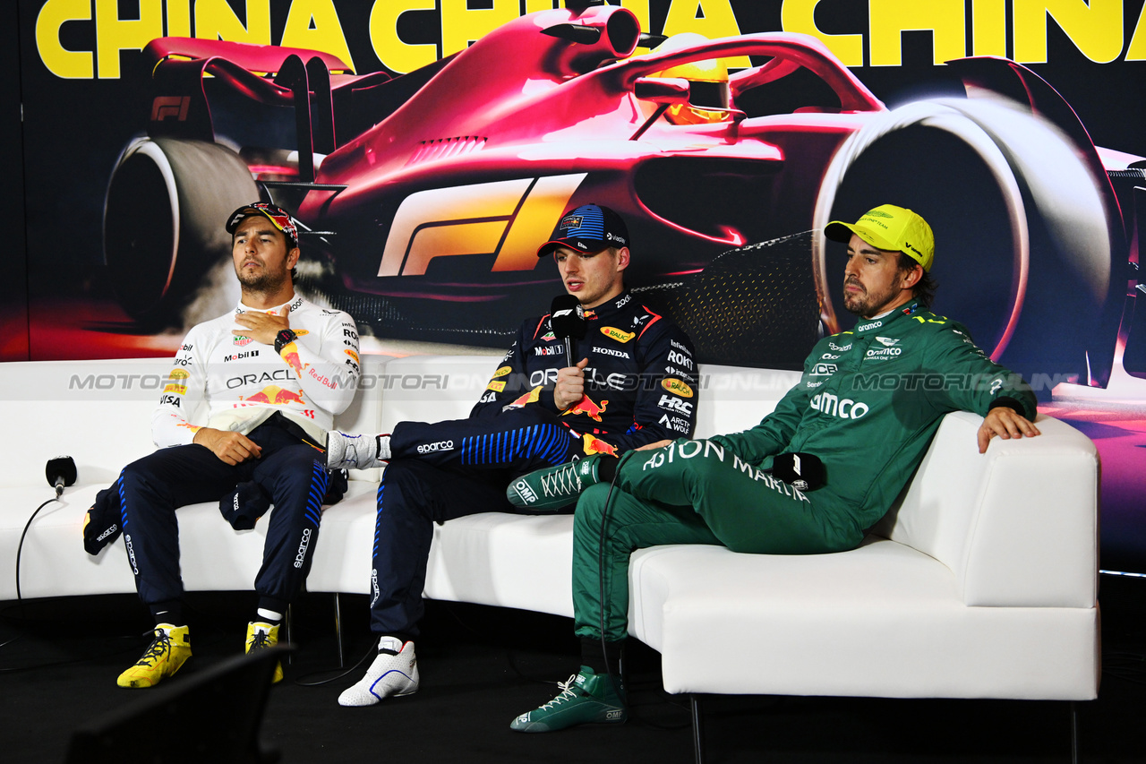 GP CINA, (L to R): Sergio Perez (MEX) Red Bull Racing; Max Verstappen (NLD) Red Bull Racing; e Fernando Alonso (ESP) Aston Martin F1 Team, in the post qualifying FIA Press Conference.

20.04.2024. Formula 1 World Championship, Rd 5, Chinese Grand Prix, Shanghai, China, Sprint e Qualifiche Day.

- www.xpbimages.com, EMail: requests@xpbimages.com © Copyright: XPB Images