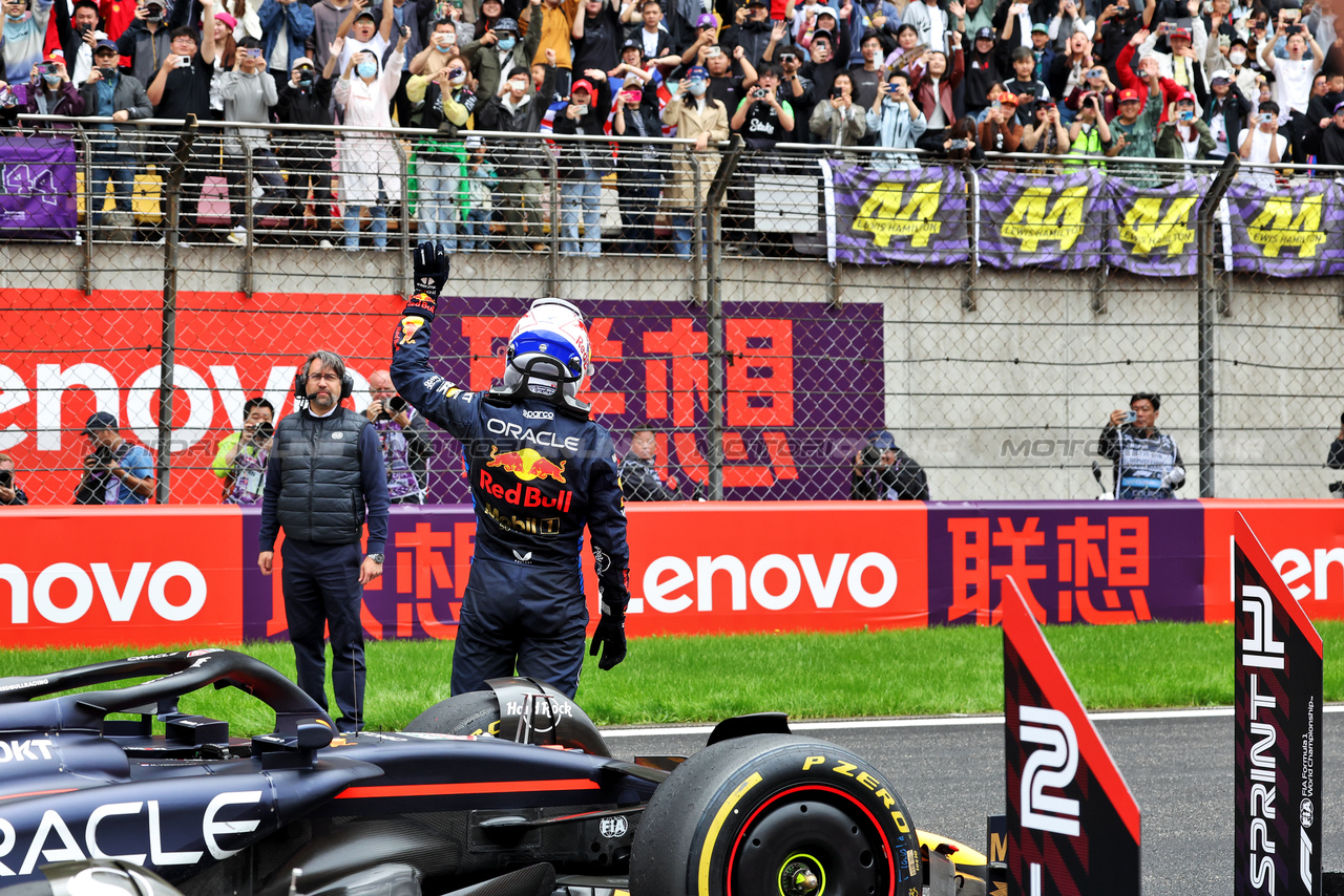 GP CINA, Gara winner Max Verstappen (NLD) Red Bull Racing celebrates in Sprint parc ferme.

20.04.2024. Formula 1 World Championship, Rd 5, Chinese Grand Prix, Shanghai, China, Sprint e Qualifiche Day.

- www.xpbimages.com, EMail: requests@xpbimages.com © Copyright: Bearne / XPB Images