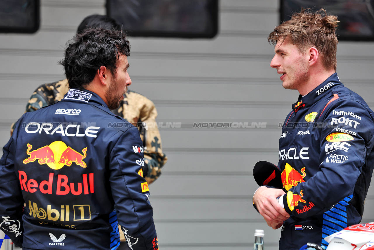 GP CINA, (L to R): Sergio Perez (MEX) Red Bull Racing with Sprint winner Max Verstappen (NLD) Red Bull Racing in parc ferme.

20.04.2024. Formula 1 World Championship, Rd 5, Chinese Grand Prix, Shanghai, China, Sprint e Qualifiche Day.

- www.xpbimages.com, EMail: requests@xpbimages.com © Copyright: Bearne / XPB Images