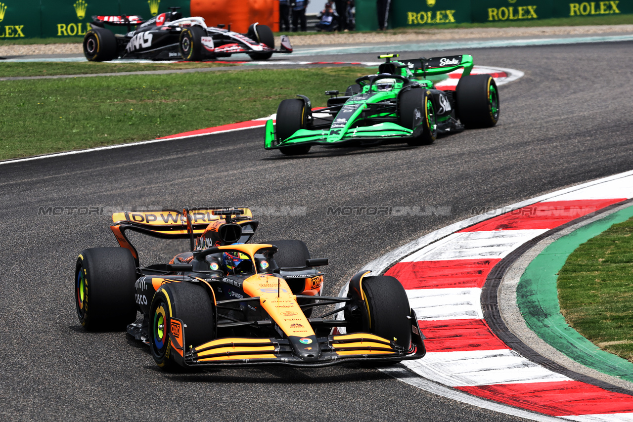 GP CINA, Oscar Piastri (AUS) McLaren MCL38.

20.04.2024. Formula 1 World Championship, Rd 5, Chinese Grand Prix, Shanghai, China, Sprint e Qualifiche Day.

- www.xpbimages.com, EMail: requests@xpbimages.com © Copyright: Bearne / XPB Images