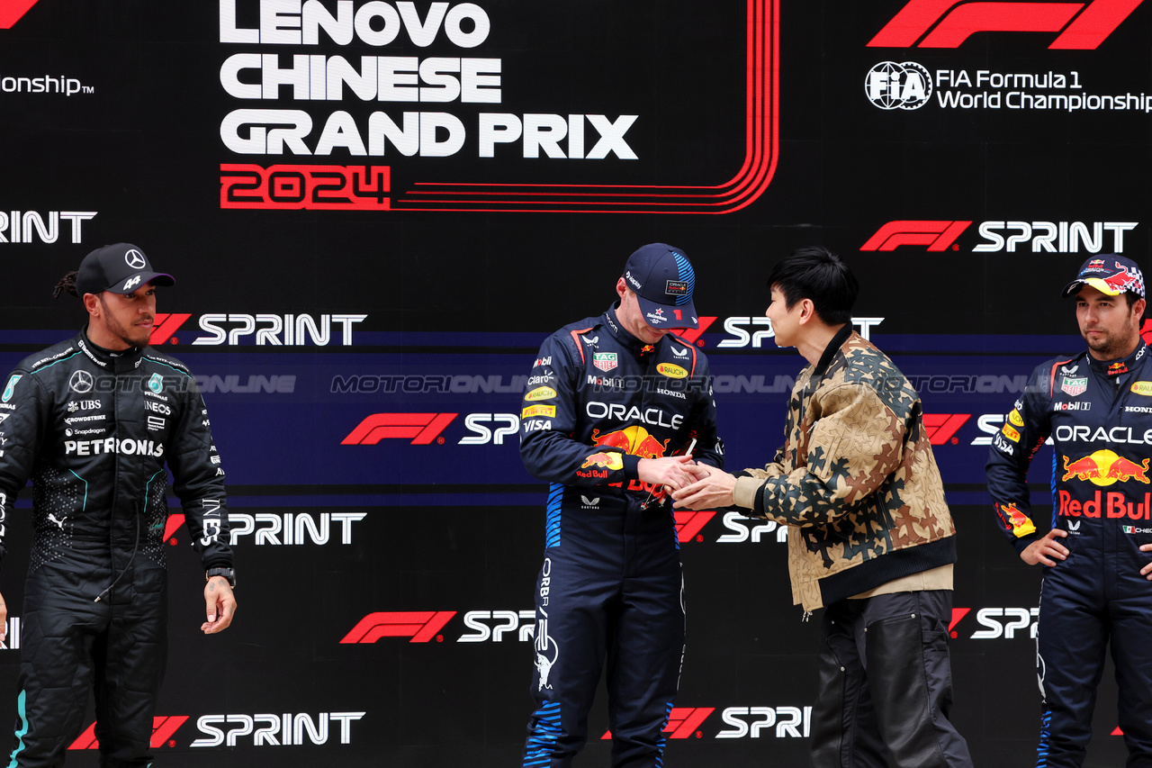 GP CINA, Sprint parc ferme (L to R): Lewis Hamilton (GBR) Mercedes AMG F1, second; Max Verstappen (NLD) Red Bull Racing, winner; Sergio Perez (MEX) Red Bull Racing, third.

20.04.2024. Formula 1 World Championship, Rd 5, Chinese Grand Prix, Shanghai, China, Sprint e Qualifiche Day.

- www.xpbimages.com, EMail: requests@xpbimages.com © Copyright: Bearne / XPB Images