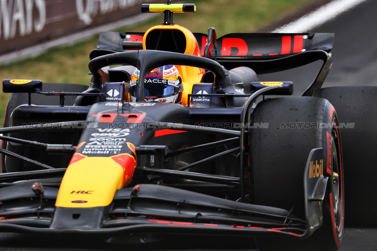 GP CINA, Sergio Perez (MEX) Red Bull Racing RB20.

19.04.2024. Formula 1 World Championship, Rd 5, Chinese Grand Prix, Shanghai, China, Sprint Qualifiche Day.

- www.xpbimages.com, EMail: requests@xpbimages.com © Copyright: Bearne / XPB Images