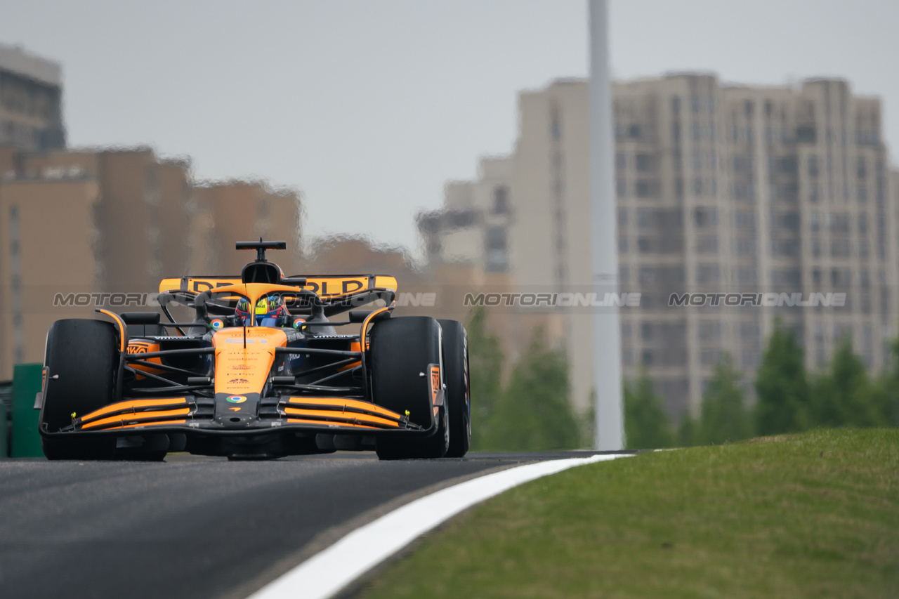 GP CINA, Oscar Piastri (AUS) McLaren MCL38.

19.04.2024. Formula 1 World Championship, Rd 5, Chinese Grand Prix, Shanghai, China, Sprint Qualifiche Day.

- www.xpbimages.com, EMail: requests@xpbimages.com © Copyright: Bearne / XPB Images