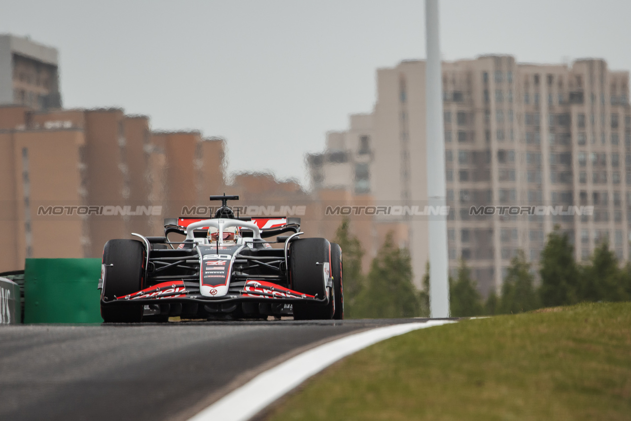 GP CINA, Kevin Magnussen (DEN) Haas VF-24.

19.04.2024. Formula 1 World Championship, Rd 5, Chinese Grand Prix, Shanghai, China, Sprint Qualifiche Day.

- www.xpbimages.com, EMail: requests@xpbimages.com © Copyright: Bearne / XPB Images