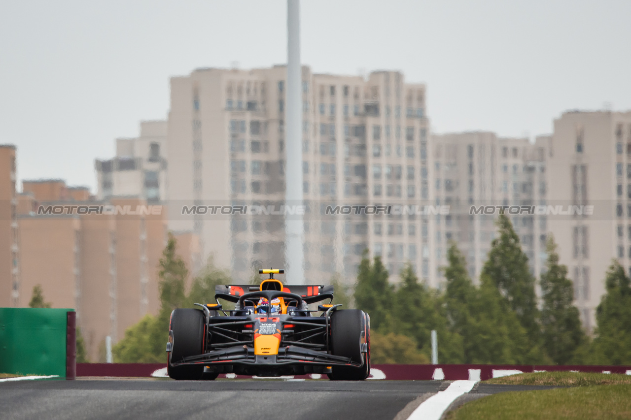 GP CINA, Sergio Perez (MEX) Red Bull Racing RB20.

19.04.2024. Formula 1 World Championship, Rd 5, Chinese Grand Prix, Shanghai, China, Sprint Qualifiche Day.

- www.xpbimages.com, EMail: requests@xpbimages.com © Copyright: Bearne / XPB Images