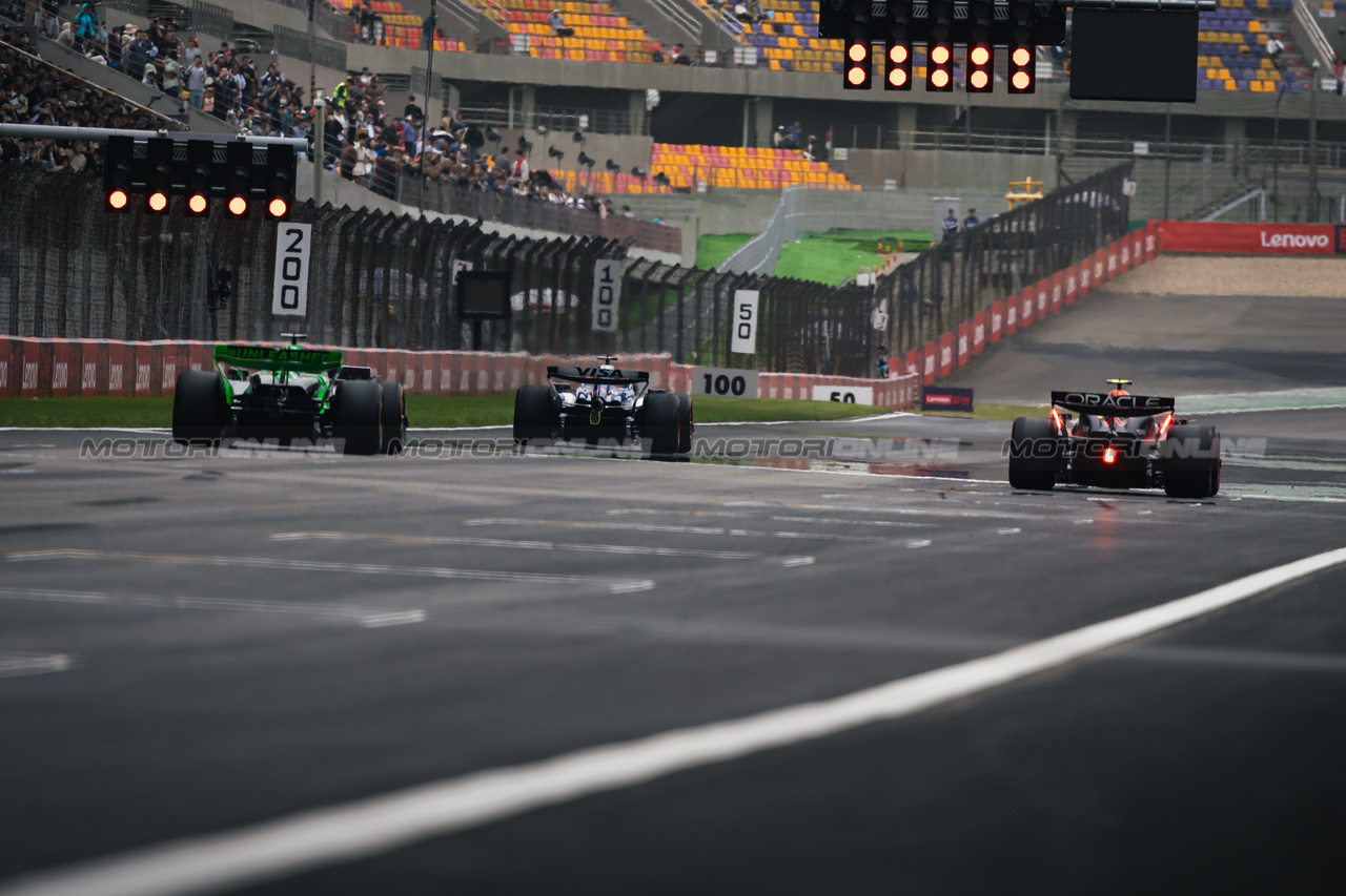 GP CINA, Daniel Ricciardo (AUS) RB VCARB 01; Sergio Perez (MEX) Red Bull Racing RB20; e Valtteri Bottas (FIN) Sauber C44.

19.04.2024. Formula 1 World Championship, Rd 5, Chinese Grand Prix, Shanghai, China, Sprint Qualifiche Day.

- www.xpbimages.com, EMail: requests@xpbimages.com © Copyright: Bearne / XPB Images