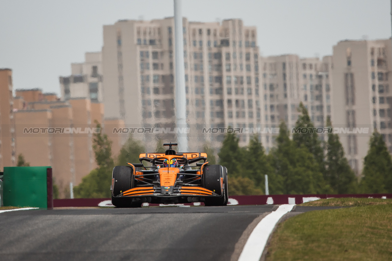 GP CINA, Oscar Piastri (AUS) McLaren MCL38.

19.04.2024. Formula 1 World Championship, Rd 5, Chinese Grand Prix, Shanghai, China, Sprint Qualifiche Day.

- www.xpbimages.com, EMail: requests@xpbimages.com © Copyright: Bearne / XPB Images