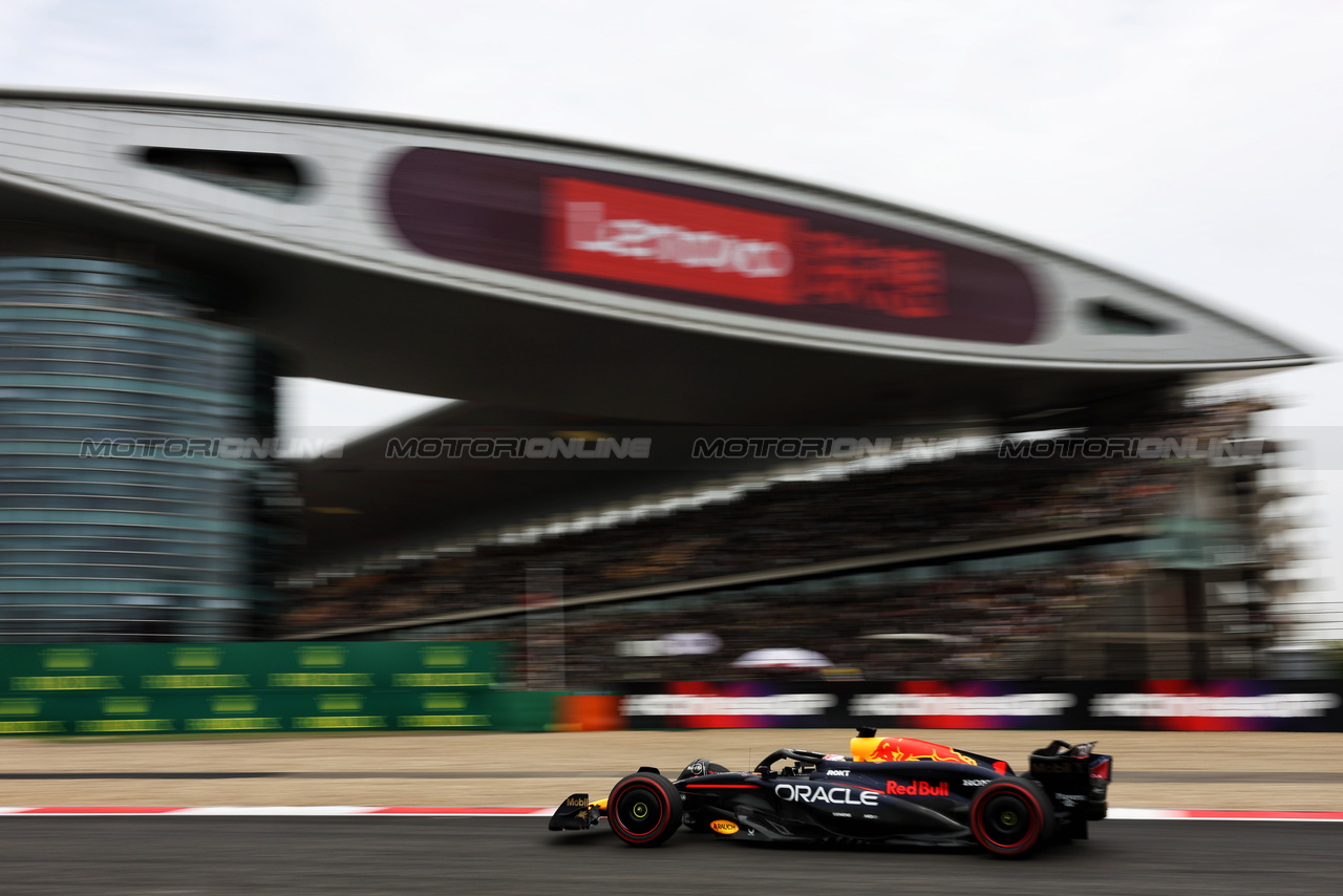 GP CINA, Max Verstappen (NLD) Red Bull Racing RB20.

19.04.2024. Formula 1 World Championship, Rd 5, Chinese Grand Prix, Shanghai, China, Sprint Qualifiche Day.

- www.xpbimages.com, EMail: requests@xpbimages.com © Copyright: Rew / XPB Images