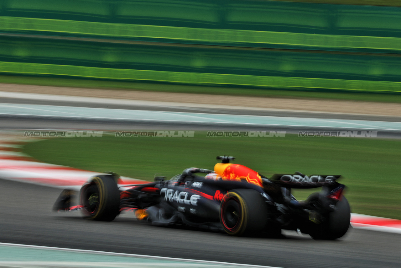 GP CINA, Max Verstappen (NLD) Red Bull Racing RB20.

19.04.2024. Formula 1 World Championship, Rd 5, Chinese Grand Prix, Shanghai, China, Sprint Qualifiche Day.

- www.xpbimages.com, EMail: requests@xpbimages.com © Copyright: Rew / XPB Images