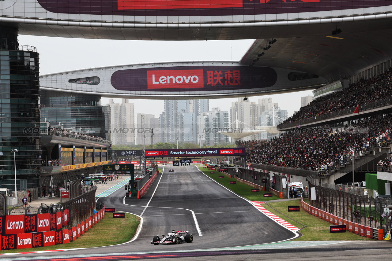 GP CINA, Kevin Magnussen (DEN) Haas VF-24.

19.04.2024. Formula 1 World Championship, Rd 5, Chinese Grand Prix, Shanghai, China, Sprint Qualifiche Day.

- www.xpbimages.com, EMail: requests@xpbimages.com © Copyright: Rew / XPB Images