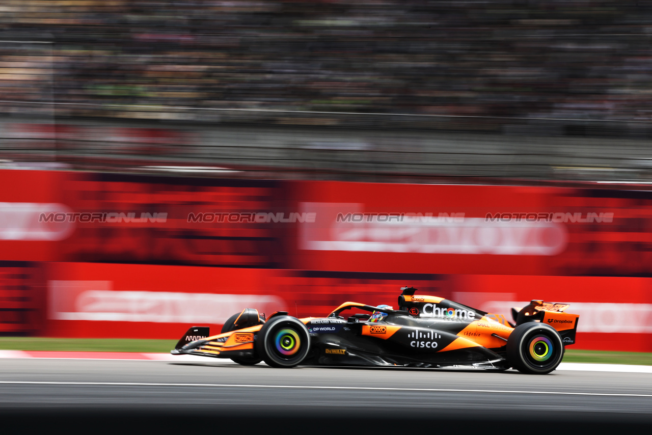 GP CINA, Oscar Piastri (AUS) McLaren MCL38.

19.04.2024. Formula 1 World Championship, Rd 5, Chinese Grand Prix, Shanghai, China, Sprint Qualifiche Day.

- www.xpbimages.com, EMail: requests@xpbimages.com © Copyright: Rew / XPB Images