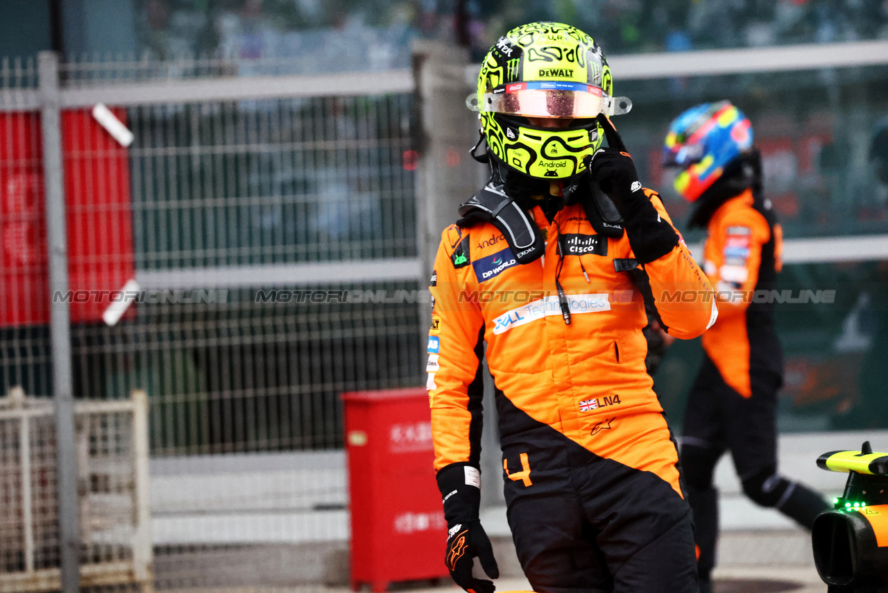 GP CINA, Lando Norris (GBR) McLaren celebrates pole position in Sprint qualifying parc ferme.

19.04.2024. Formula 1 World Championship, Rd 5, Chinese Grand Prix, Shanghai, China, Sprint Qualifiche Day.

- www.xpbimages.com, EMail: requests@xpbimages.com © Copyright: Batchelor / XPB Images