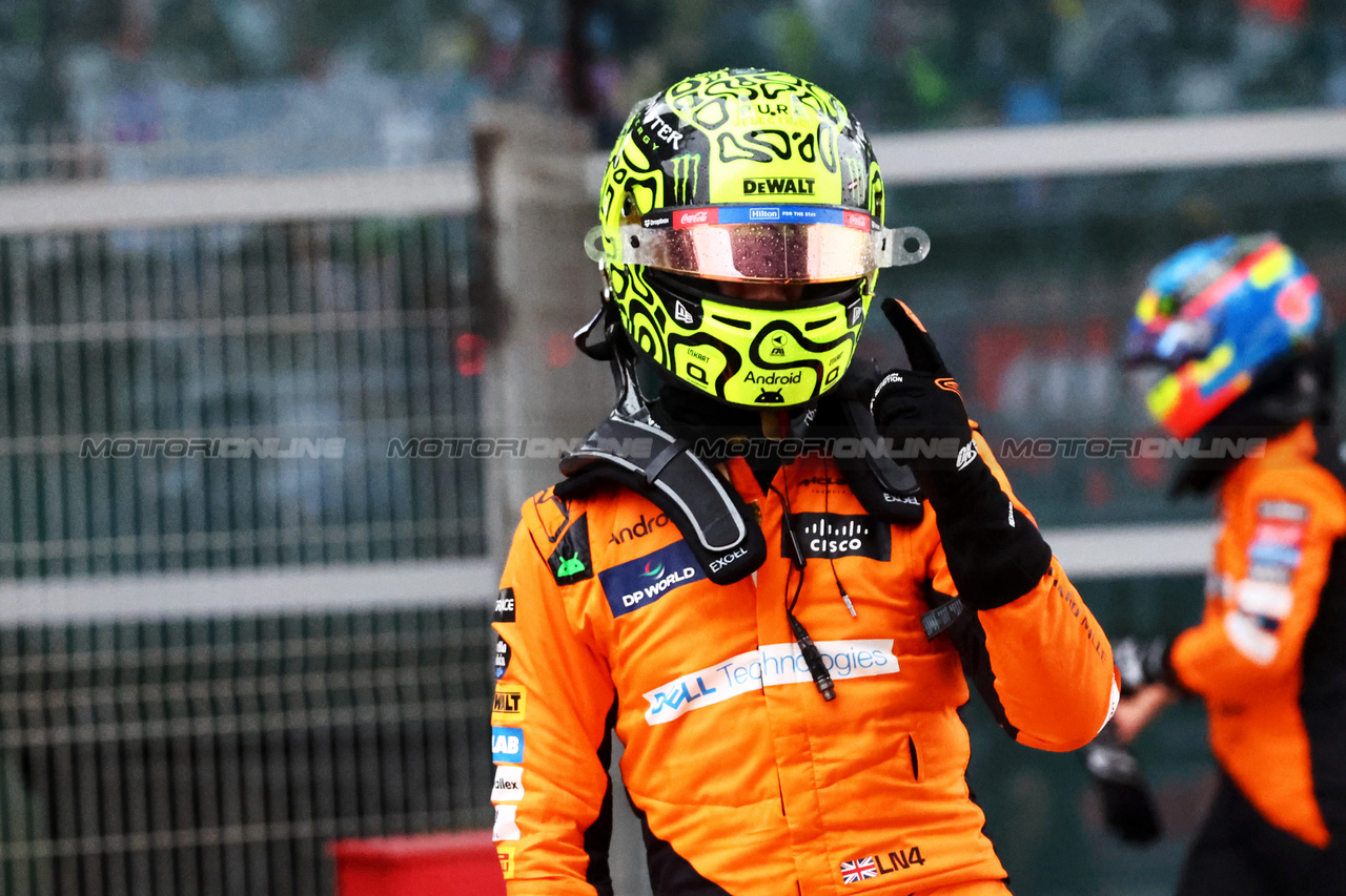 GP CINA, Lando Norris (GBR) McLaren celebrates pole position in Sprint qualifying parc ferme.

19.04.2024. Formula 1 World Championship, Rd 5, Chinese Grand Prix, Shanghai, China, Sprint Qualifiche Day.

- www.xpbimages.com, EMail: requests@xpbimages.com © Copyright: Batchelor / XPB Images