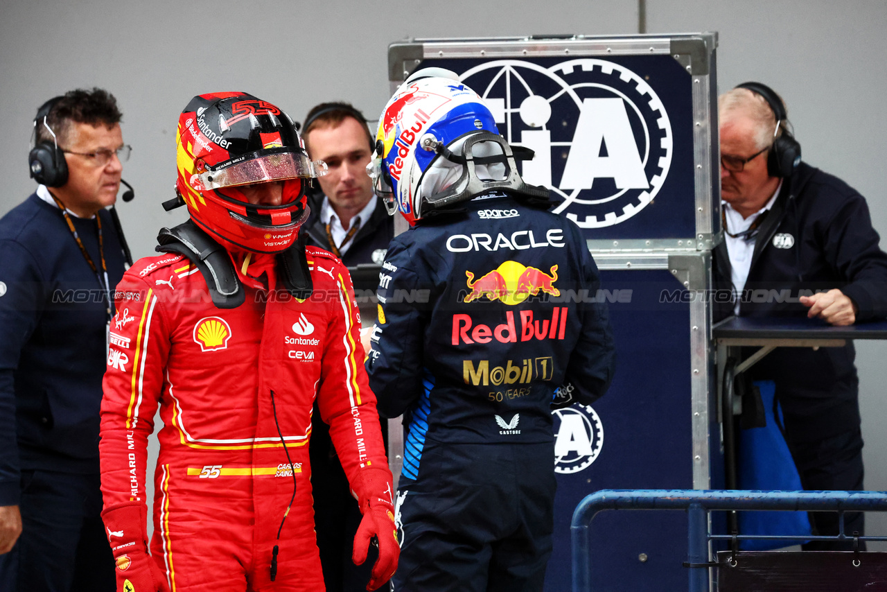 GP CINA, Carlos Sainz Jr (ESP) Ferrari ands Max Verstappen (NLD) Red Bull Racing in Sprint qualifying parc ferme.

19.04.2024. Formula 1 World Championship, Rd 5, Chinese Grand Prix, Shanghai, China, Sprint Qualifiche Day.

- www.xpbimages.com, EMail: requests@xpbimages.com © Copyright: Batchelor / XPB Images