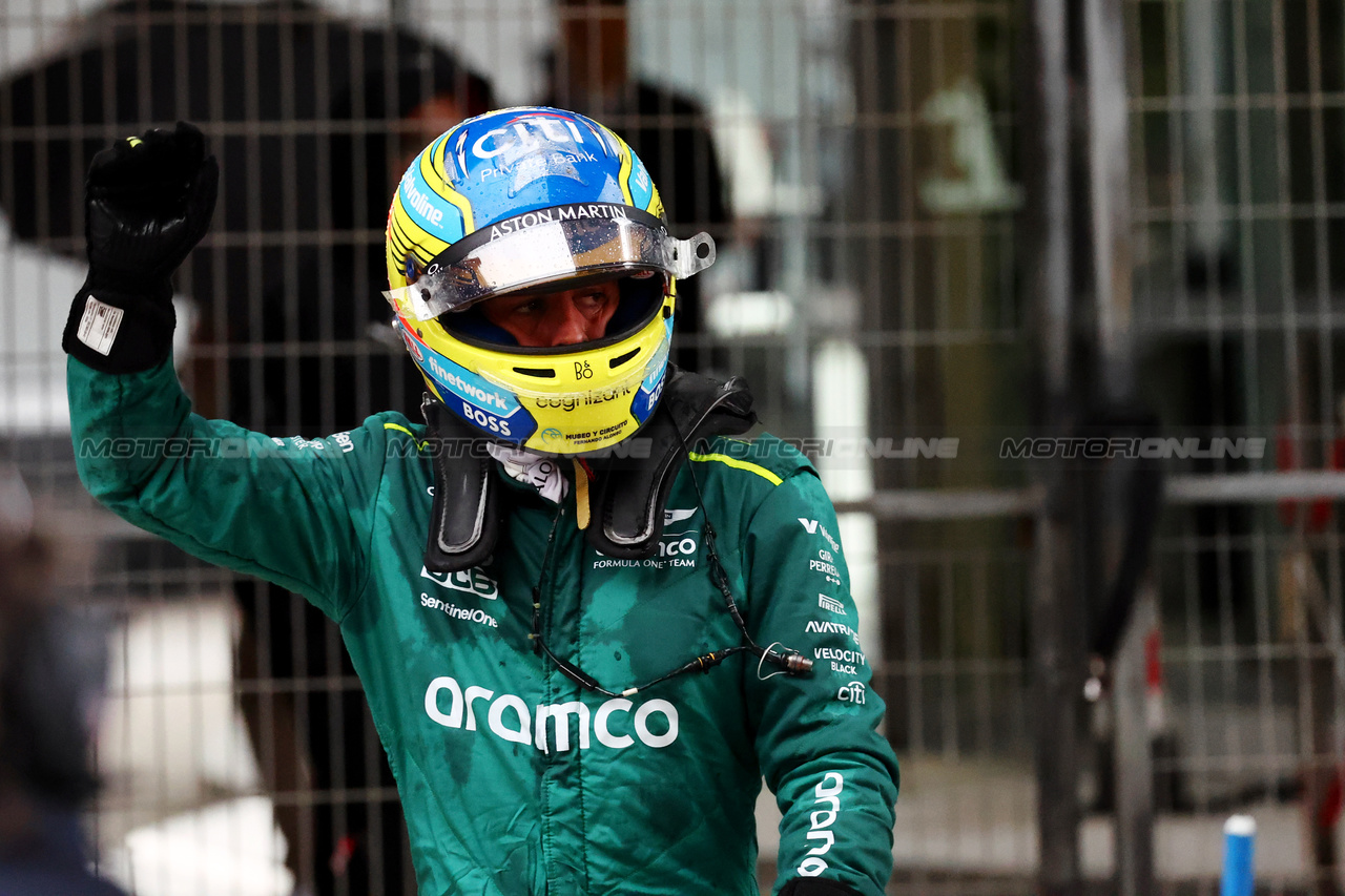 GP CINA, Fernando Alonso (ESP) Aston Martin F1 Team celebrates third position in Sprint qualifying parc ferme.

19.04.2024. Formula 1 World Championship, Rd 5, Chinese Grand Prix, Shanghai, China, Sprint Qualifiche Day.

- www.xpbimages.com, EMail: requests@xpbimages.com © Copyright: Batchelor / XPB Images