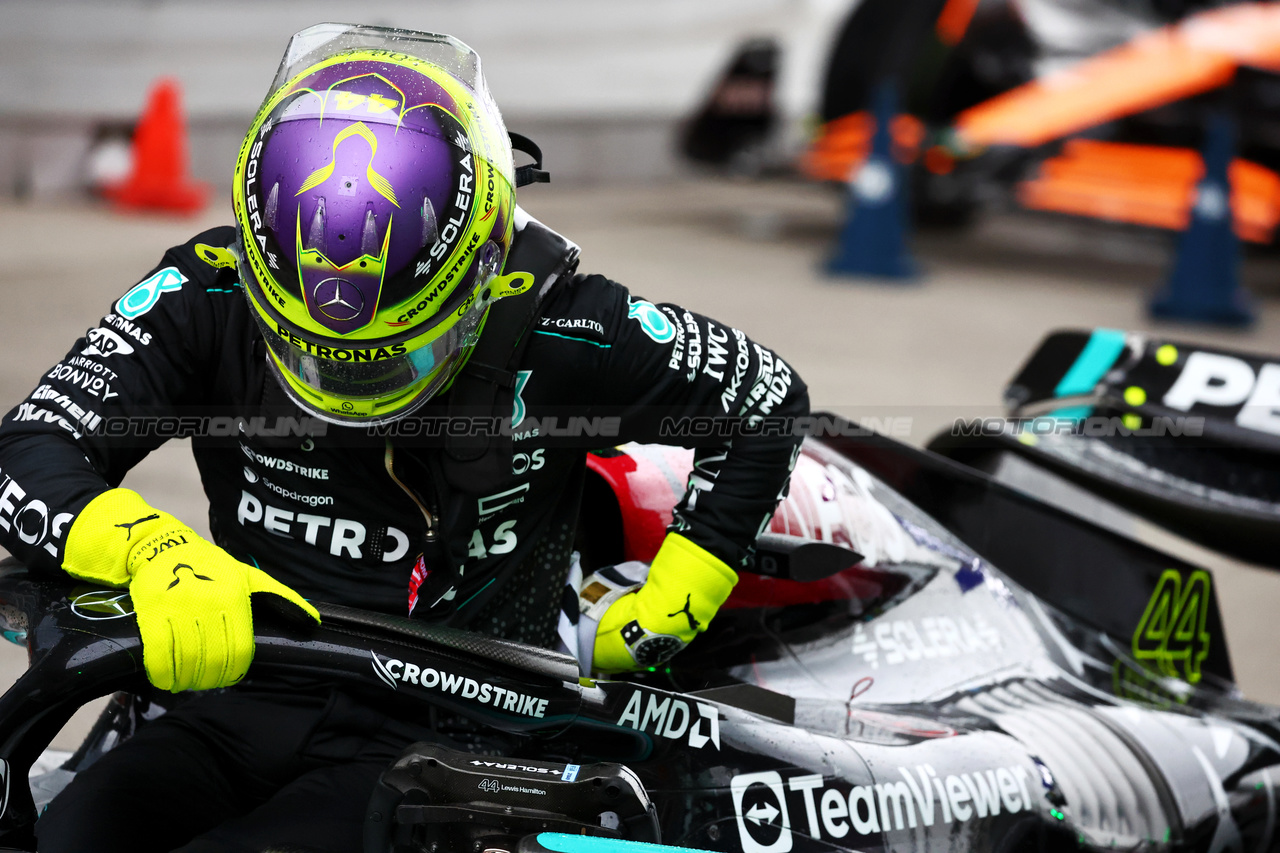 GP CINA, Lewis Hamilton (GBR) Mercedes AMG F1 W15 in Sprint qualifying parc ferme.

19.04.2024. Formula 1 World Championship, Rd 5, Chinese Grand Prix, Shanghai, China, Sprint Qualifiche Day.

- www.xpbimages.com, EMail: requests@xpbimages.com © Copyright: Batchelor / XPB Images